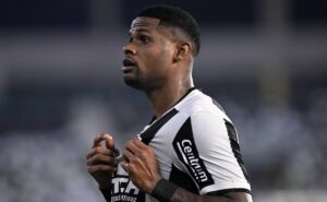 júnior santos muda postura nos bastidores do botafogo para retornar antes do previsto