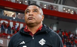 roger machado, treinador do internacional, elogia grêmio e projeta gre nal: "história muito bonita”
