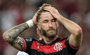 torcedores do flamengo são acusados por karoline lima, namorada de léo pereira