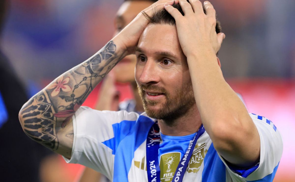 scaloni, treinador da argenina, lamenta ausência de messi: "jogador de futebol único"