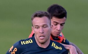 arthur no grêmio em 2025 está descartado por alto salário do volante