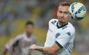 zé love, ex atacante do santos, foi ameaçado de expulsão em a fazenda 