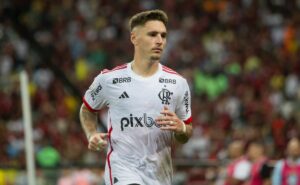 varela será avaliado e flamengo mostra preocupação com lateral titular com tite