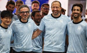 saída de ricciardo abre caminho para tsunoda assumir papel de liderança na red bull, aponta peter bayer