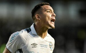 gustavo martins pede desculpas à torcida do grêmio após expulsão: "o erro foi meu"