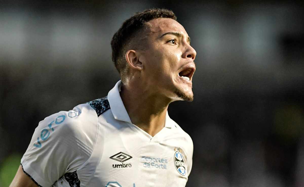 gustavo martins pede desculpas à torcida do grêmio após expulsão: "o erro foi meu"