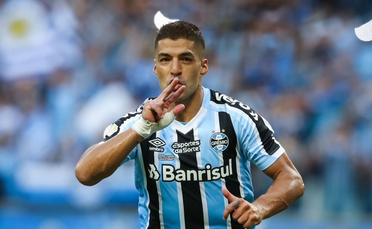 suárez reencontra ex companheiro de grêmio em seu jogo de despedida da seleção uruguaia