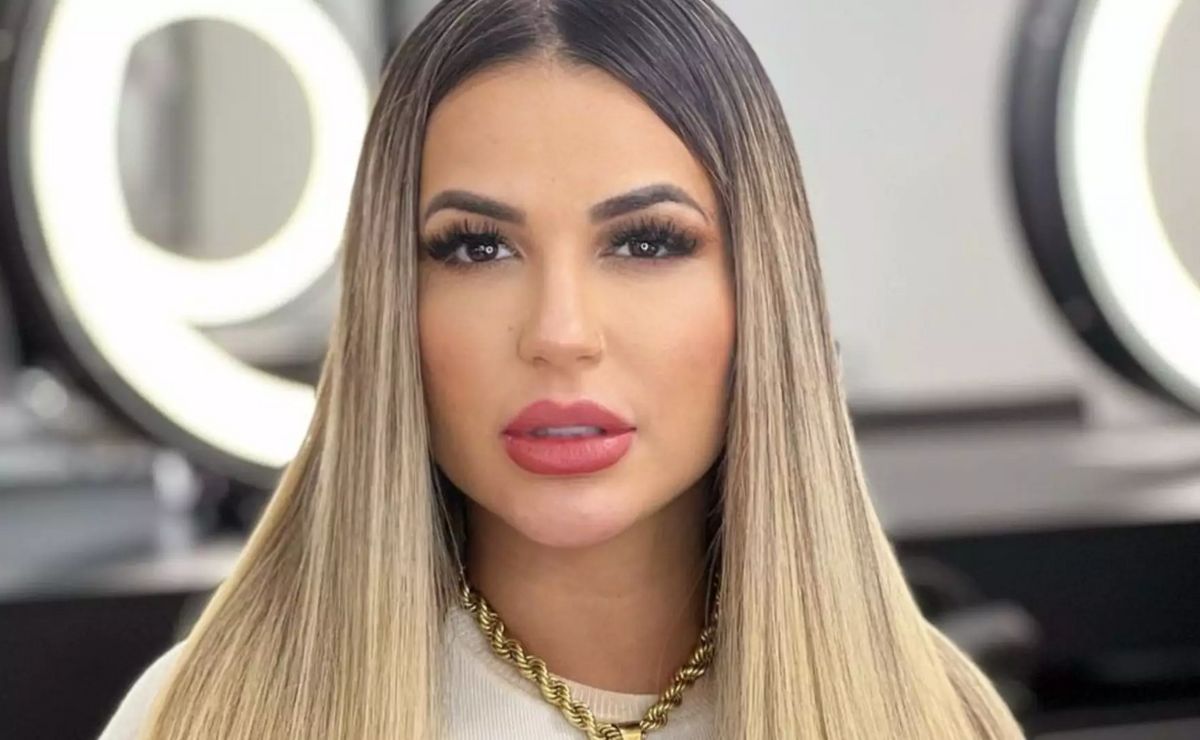 fã de deolane tem celular roubado e faz pedido inusitado ao vivo: "por favor"