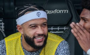 torcida do corinthians se empolga após estreia de depay e crava: "não cai"