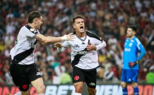 coutinho brilha e marca golaços de esquerda durante treino do vasco