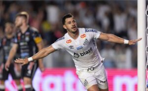 giuliano anota golaço pelo santos, mas torcida fica na bronca e aponta corpo mole: "se arrasta"