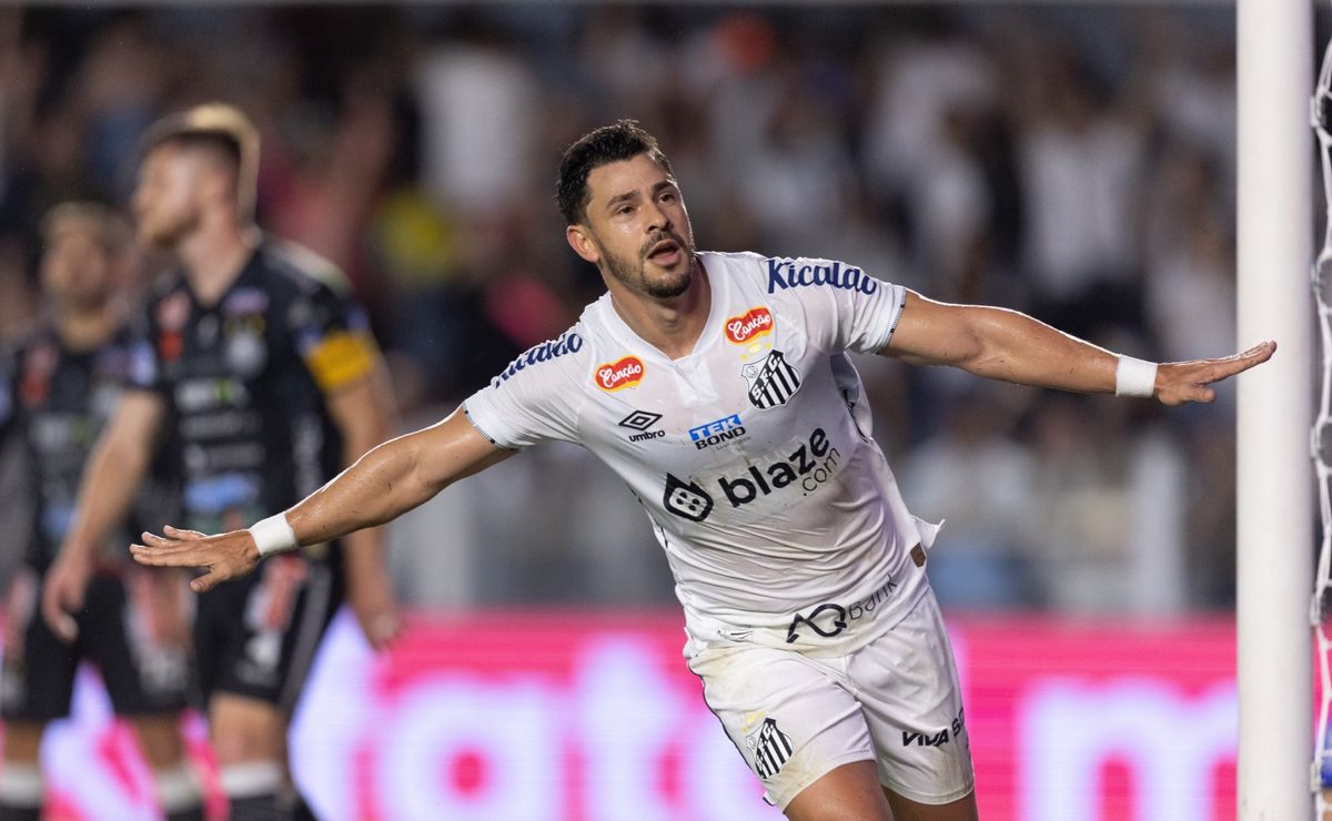 giuliano anota golaço pelo santos, mas torcida fica na bronca e aponta corpo mole: "se arrasta"