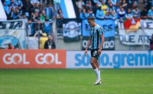 renato gaúcho confirma punição a gustavo martins após expulsão em grêmio x atlético mg