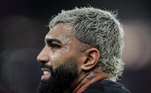 gabigol sente o músculo em flamengo x vasco e torcida decreta: "inventou lesão"