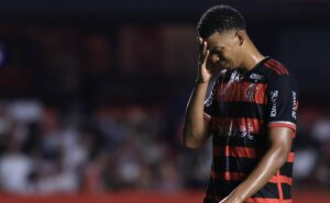 torcida do flamengo perde a paciência com carlinhos após expulsão contra o grêmio