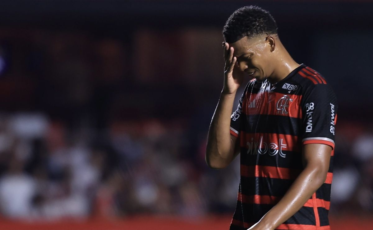 torcida do flamengo perde a paciência com carlinhos após expulsão contra o grêmio
