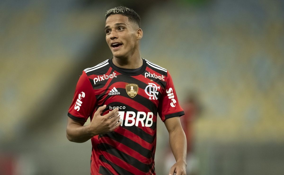 thiaguinho retorna ao flamengo e tite toma decisão sobre o atacante