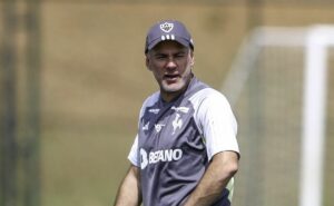 gabriel milito indica mudança de peso na escalação para atlético mg x fluminense