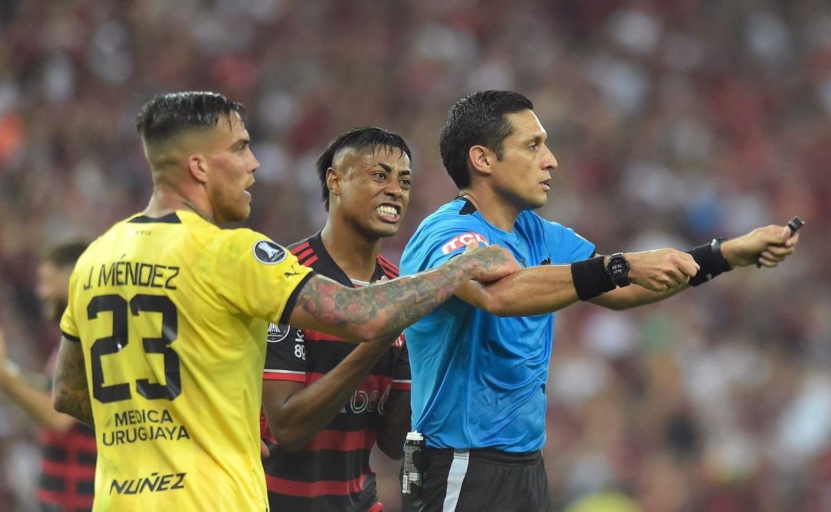 conmebol divulga áudio sobre pênalti pedido pelos jogadores do flamengo contra o peñarol