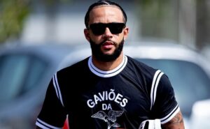 estreia de depay no corinthians influencia e abala o futuro de pedro raul