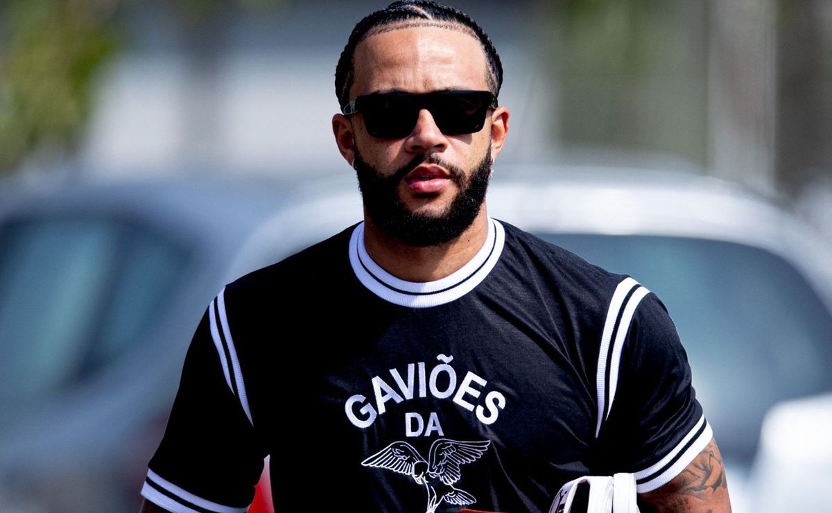 estreia de depay no corinthians influencia e abala o futuro de pedro raul