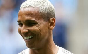 deyverson perde pênalti, mas se redime e faz seu primeiro gol no atlético mg