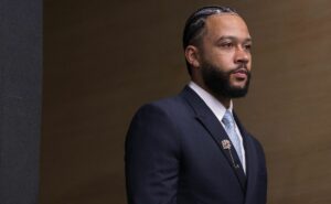 escalação corinthians: díaz toma decisão e memphis depay começa no banco de reservas