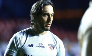 zubeldía faz grande reformulação e lateral puxa fila de 13 saídas do são paulo 