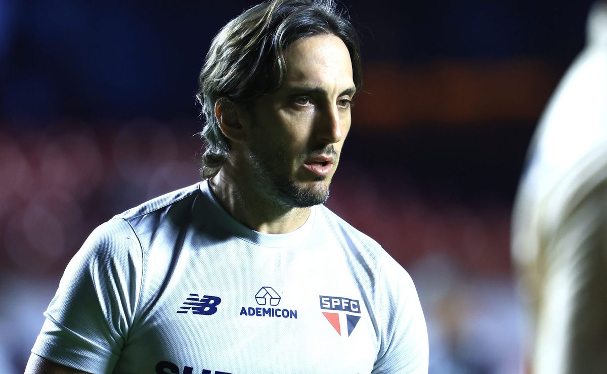 zubeldía faz grande reformulação e lateral puxa fila de 13 saídas do são paulo 