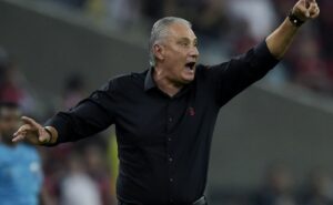 tite é xingado, vaiado e saída do flamengo após jogo contra peñarol é consenso 