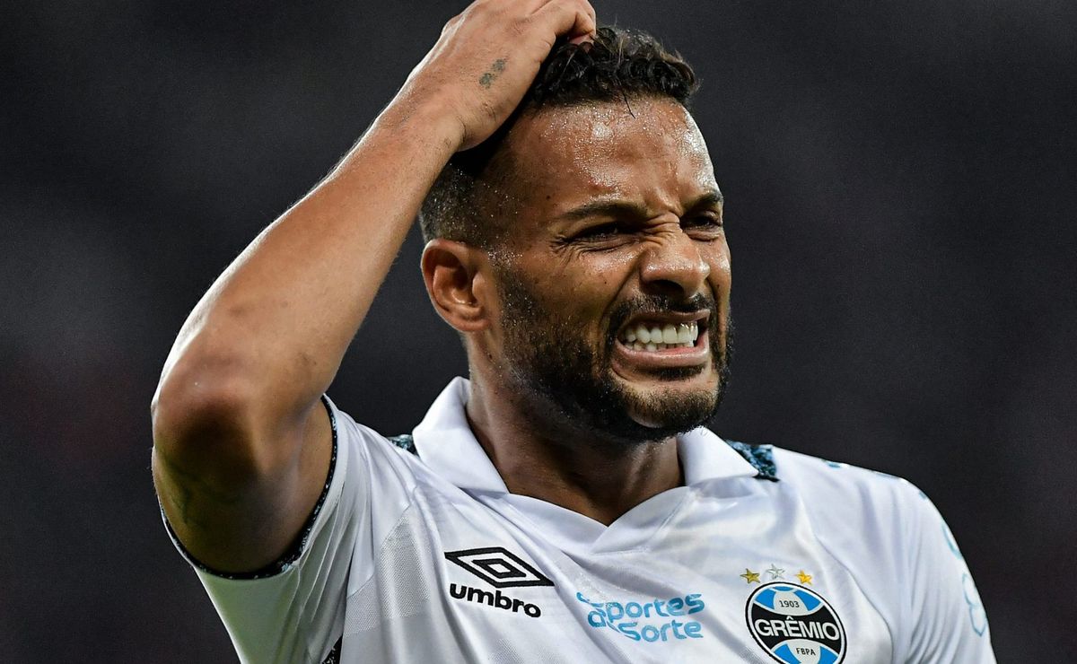 grêmio pode ter a saída de reinaldo e +8 no fim da temporada