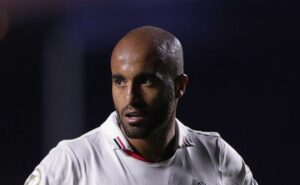 lucas moura analisa são paulo x corinthians e reclama: "poderia ter sido mais tranquilo"