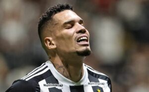 paulinho passa por críticas no atlético mg e informação chega à torcida do vasco