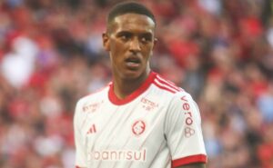 além de robert renan, internacional negocia paulo victor no último dia da janela