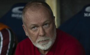 mano menezes explica gesto obsceno para torcedor em fluminense x botafogo: “É assim”