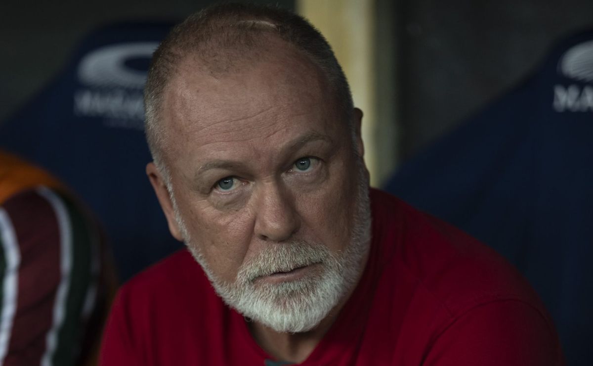 mano menezes explica gesto obsceno para torcedor em fluminense x botafogo: “É assim”