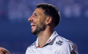 calleri pode chegar a 200 jogos no são paulo e se tornar o 6º estrangeiro a atingir marca