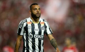 torcida do santos pede a saída de guilherme do time titular após vitória sobre brusque