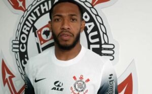 martínez enaltece torcida do corinthians e fala sobre depay: 'É outra coisa'