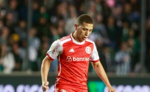 gabriel carvalho tem gol anulado e não passa despercebido pela torcida do internacional após instabilidade