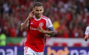 internacional vence vitória e chega a 8 jogos sem derrota no brasileirão