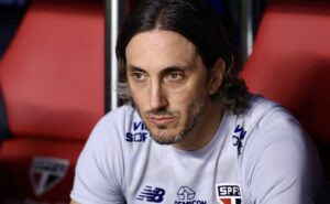 zubeldía causa briga generalizada em eliminação do são paulo e vira culpado por derrota: "covarde"