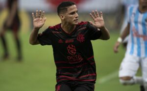 tite barrou: thiaguinho retorna ao flamengo, treina e estaria pronto para jogar