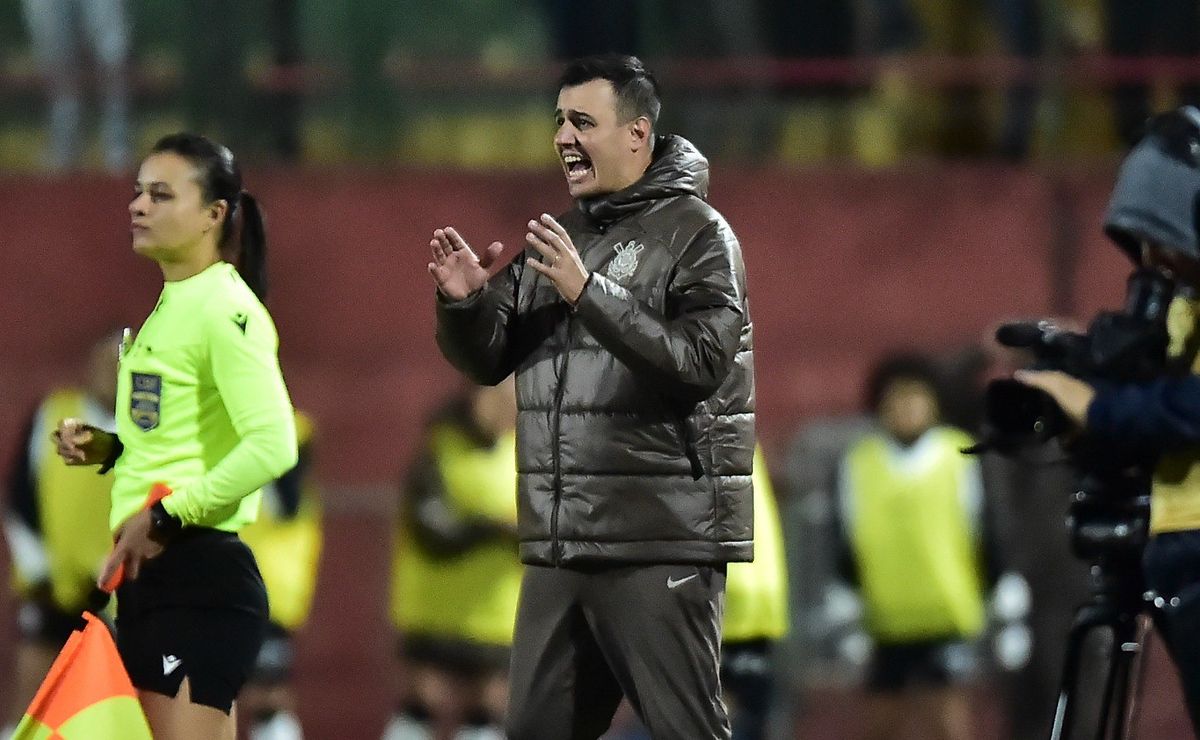 lucas piccinato cita sua trajetória no corinthians feminino e justifica espaço após arthur elias