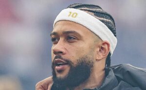 com proposta na mesa do corinthians, memphis depay recusa transferência para o sevilla