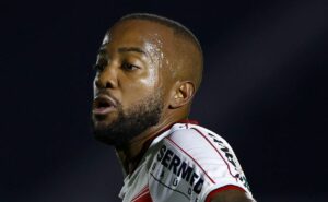 atacante victor andrade é elogiado pela torcida do santos após vitória do peixe