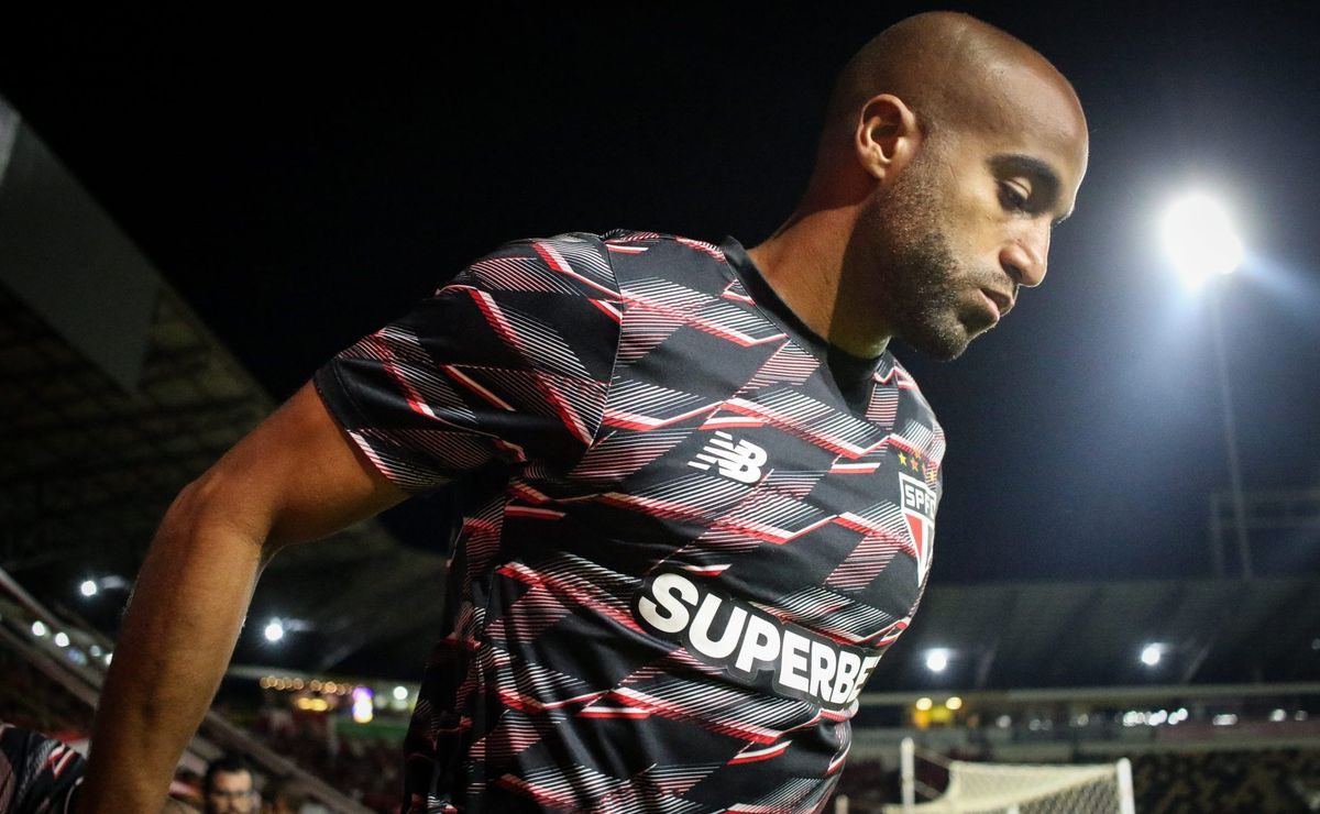 situação de lucas moura na seleção brasileira horas depois do jogo contra equador chega ao são paulo