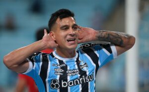 cristaldo no grêmio chega aos 100 jogos e supera marcas de 2023