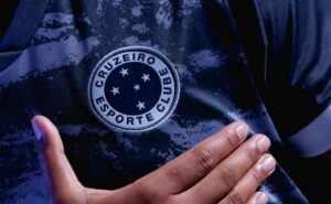 cruzeiro lança terceira camisa para a temporada em referência as montanhas de minas gerais