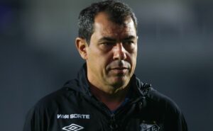 fábio carille analisa atuação do santos contra o brusque: “não vi a gente tomar pressão”
